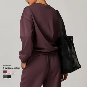 Vue arrière d'un ensemble de sweat-shirt à col rond et pantalon violet foncé pour femme