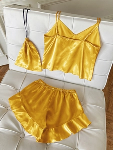 Ensemble homewear 3 pièces en satin jaune avec caraco, short à volants et pochette