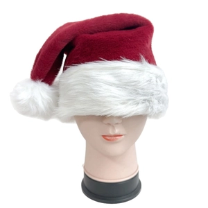 Klassische dunkelrote Weihnachtsmanmütze mit weißem Plüschsaum auf einem Modellkopf