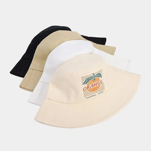 Lot de quatre bobs en coton noir, kaki, blanc et beige avec motif d'orange imprimé