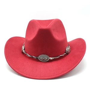 Chapeau de cowboy western rouge en suédine avec bande ethnique tissée et boucles métal