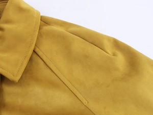 Detail von Kragen und Schulter der Bomberjacke aus Wildlederimitat in Senfgelb