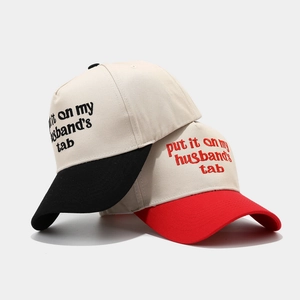 Zweifarbige Trucker-Caps mit Stickerei 'put it on my husband's tab' in Beige und Schwarz