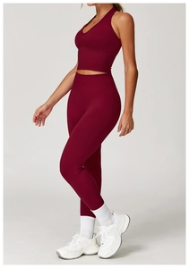 Seitenansicht des nahtlosen dunkelroten Halter-Yoga-Bras und High-Waist-Leggings-Sets