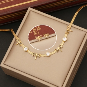 Parure bijoux libellule dorée avec collier et boucles d'oreilles clous