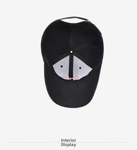 Vue détaillée de l'intérieur de la casquette noire avec broderie nœud rose et doublure