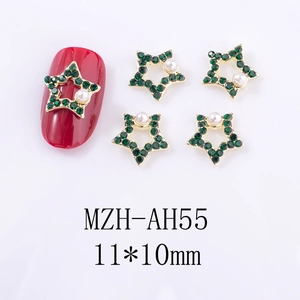Détail de charmes à ongles étoile de Noël avec cristaux verts et perle sur manucure