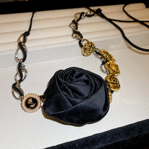 Choker vintage con rosa in raso nero e ciondolo a disco con bordo di perle