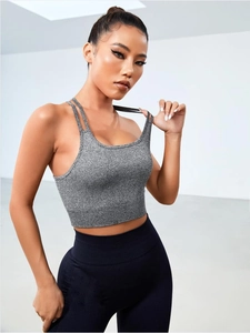 Détail d'un soutien-gorge de sport gris chiné avec des leggings de yoga taille haute