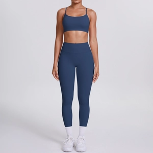 Vue de face de l'ensemble brassière de sport à dos croisé et legging de yoga bleu foncé