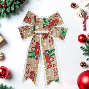 Weihnachtsbaumschleife mit rotem LKW-Muster und Merry Christmas-Text auf beigem Stoff