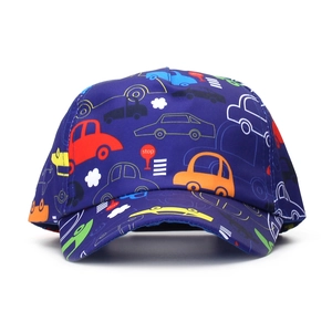 Détail de la casquette enfant bleu marine avec imprimés de voitures et motifs stop