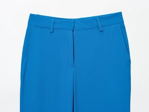 Vue détaillée de la taille du pantalon décontracté bleu avec passants et poches latérales