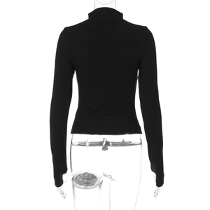 Détail de la coupe ajustée du dos à col montant et de la maille extensible de ce haut noir