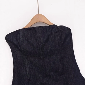 Dunkelblaues trägerloses Jeans-Bandeau-Top mit Twill-Struktur auf einem Holzkleiderbügel