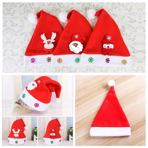 Collection de bonnets de Noël rouges avec pères Noël, rennes et bonhommes de neige 3D