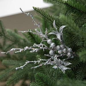 Glitzernder silberner Weihnachts-Beerenstiel gesteckt in einen festlichen Tannenbaum