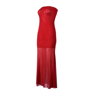 Detail der roten Mesh-Textur auf dem eng anliegenden Tube-Kleid mit figurbetonter Form