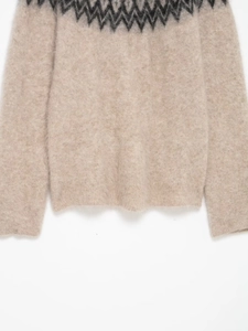Dettaglio del motivo geometrico Fair Isle sul maglione in maglia di alpaca color avena