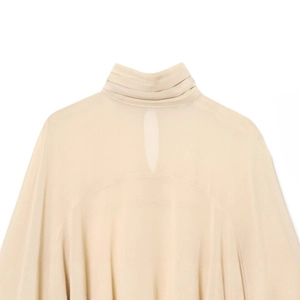 Haut beige en crêpe georgette avec col montant plissé et tissu léger et délicat