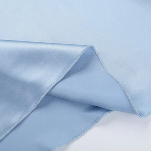 Gros plan détaillé du bord en satin bleu clair avec couture de surjet précise et fine