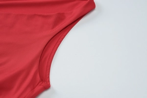 Detailaufnahme der verstärkten Overlock-Naht auf hochelastischem rotem Strickstoff