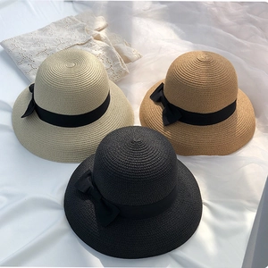 Straw sun hats for women in beige, brown and black with elegant black ribbon bows