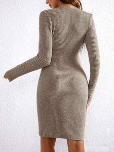Robe de maternité moulante en tricot taupe à manches longues avec texture côtelée