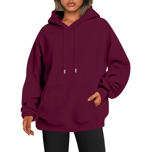 Gros plan sur un sweat à capuche oversize bordeaux avec cordon réglable et poche kangourou