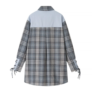 Vue arrière d'une chemise à carreaux gris avec détails de laçage croisé aux poignets