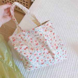 Vue détaillée du sac en coton avec motif floral et étiquette 'simple wish' de haute qualité