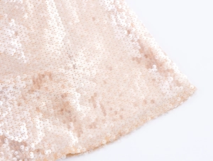 Macro de paillettes champagne scintillantes sur tulle pour robe de soirée de luxe