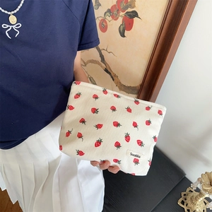 Vue détaillée du sac à bandoulière en velours côtelé crème avec motifs fraises