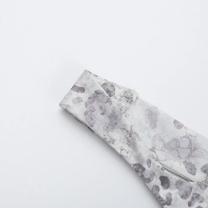 Gros plan sur un tissu léopard gris avec coutures précises et texture en maille douce