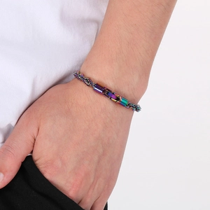 Gros plan d'un bracelet gourmette torsadé arc-en-ciel de 6mm avec fermoir métallique