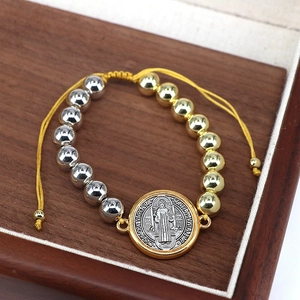 Religiöses Sankt-Benedikt-Medaillen-Armband mit Gold- und Silberperlen auf gelber Kordel