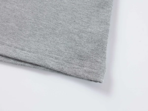 Détail macro du tricot thermique gris chiné montrant une couture double de qualité