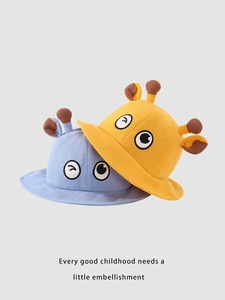 Détail d'oreilles de girafe et broderie sur chapeaux de soleil en coton pour enfants en bleu