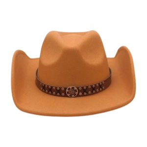 Détail d'un chapeau en laine camel avec bande en cuir, clous en métal et boucle gravée
