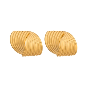 Gros plan sur des boucles d'oreilles dorées avec lignes géométriques et plis