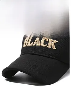 Detailaufnahme der BLACK-Stickerei und der Stofftextur dieser strukturierten Baseballkappe