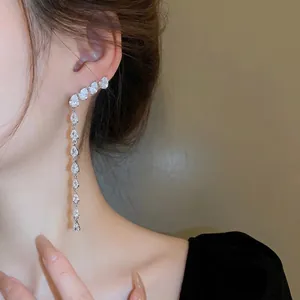 Eleganti orecchini lunghi in argento S925 con zirconi a goccia indossati da modella