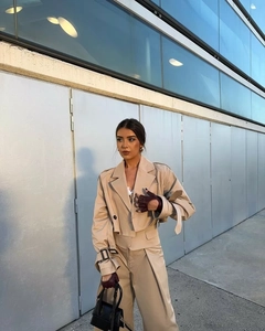 Completo alla moda con giacca trench corta kaki e pantaloni larghi in stile street