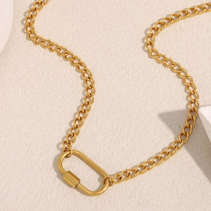 Dettaglio macro di una collana a catena groumette placcata in oro 18K con moschettone