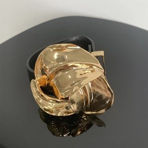 Macro-opname van goudkleurige metalen bloem op hoogwaardige zwarte leren armband