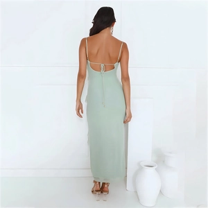 Vue détaillée de la robe dos nu vert menthe avec fines bretelles et fermeture à nouer