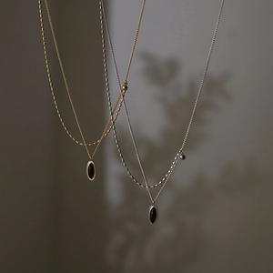 Collier vintage à pendentif ovale noir en acier titane plaqué or 18 carats avec doubles chaînes