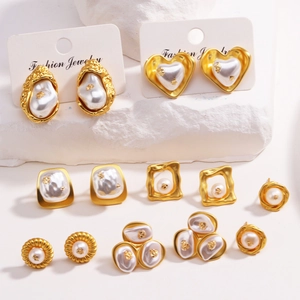 Lot de boucles d'oreilles perles fleur de lave plaquées or 18 carats diverses