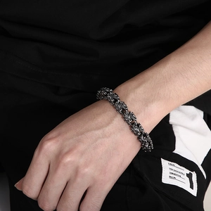 Dettaglio del bracciale a maglie testa di lupo al polso con finitura vintage