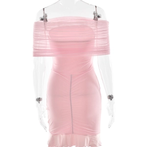 Détail d'une robe rose en tulle à épaules dénudées avec ourlet volanté et effet froncé